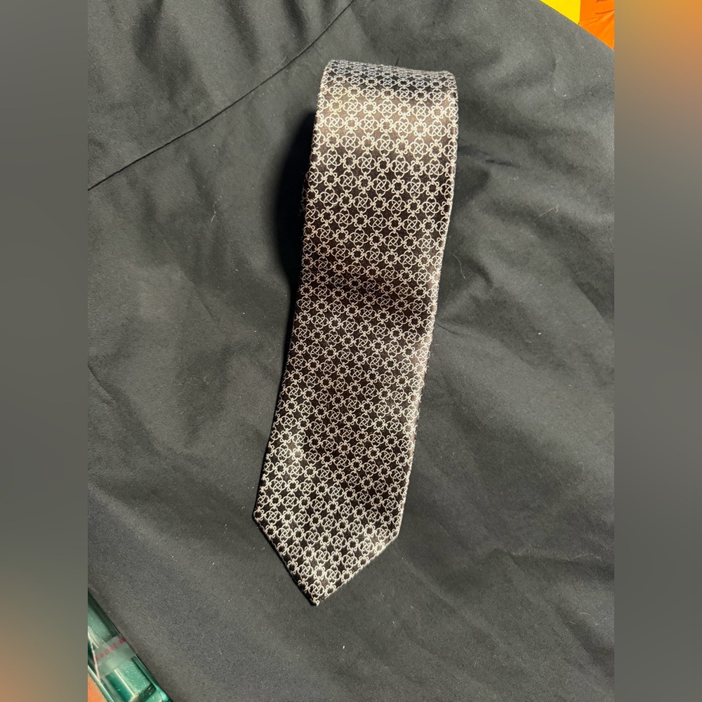 Oscar de la Renta Brown Silk Tie with silver white Geometric Pattern